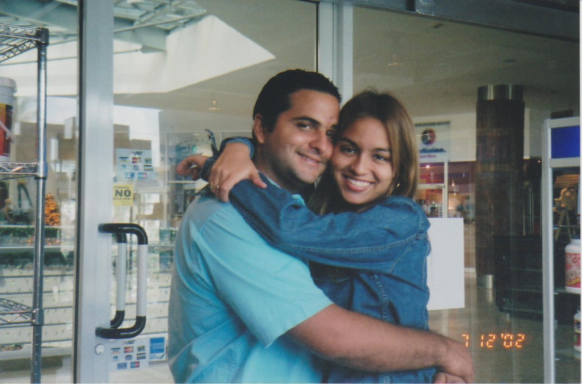 nniebles's tweet photo. Cuando te casas con el amor de tu vida pero 20 años después 🥰 https://t.co/yiYFVfCpmZ