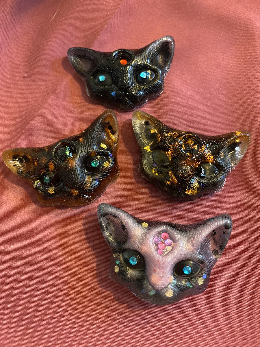 StarTuxie's tweet photo. My mom makes kitty Magnets #thunderchildeast https://t.co/ENLq3FC8UO