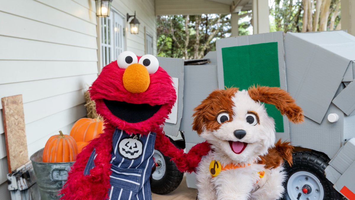 Trick or treat, it's almost Halloween on Sesame Street! Elmo and Tango are so excited. Yeah baby! 🎃🙌
#OscarsHandmadeHalloween #FurryFriendsForever