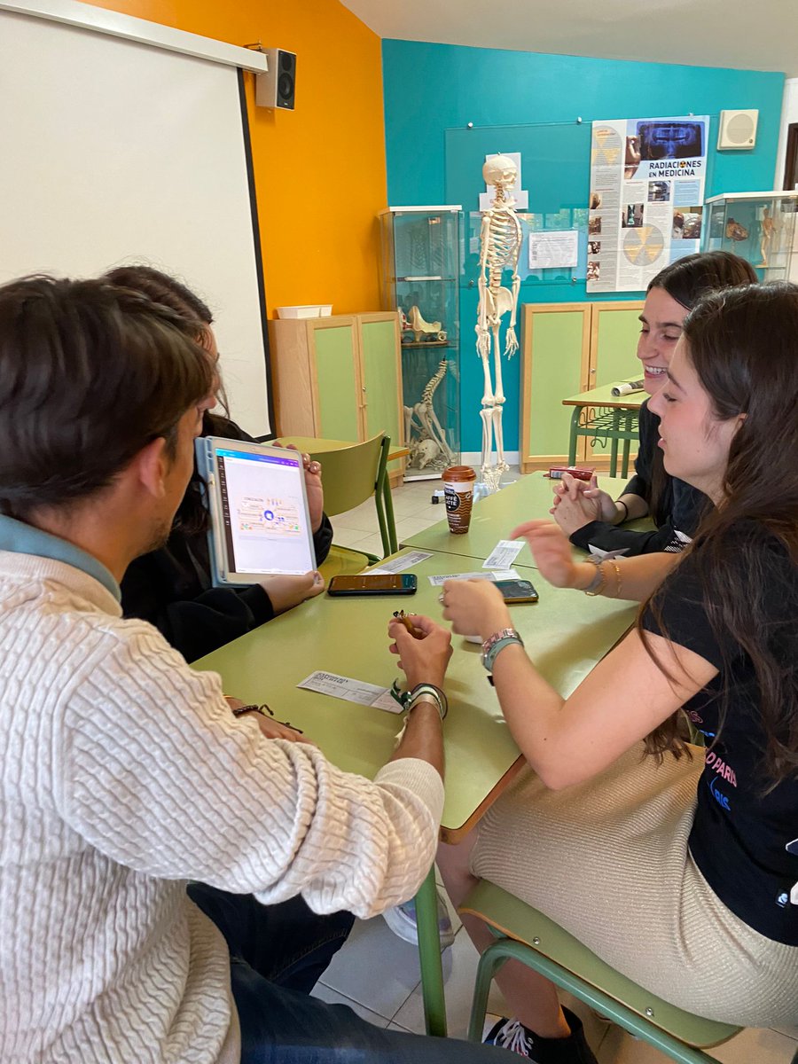 ColeMarillac's tweet photo. Desde 1°CFGS os invitamos a nuestra exposición sobre la conciliación. Sabemos que nuestra aventura laboral está cerca y nos preparamos para ello. 
#colegiosHHCC #EducaciónVicenciana #FOL https://t.co/Il903BIe8w