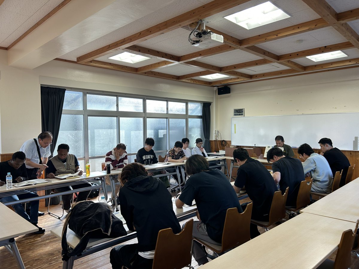 aae_eal's tweet photo. ついに農工連携の大学院授業がスタートしました❗️森林と建築を学ぶ大学院生が協働して、適切な資源の活用方法を模索しながら、森に立つ集会施設を計画するという課題です。今日は川上の演習林、川中の黒松製材建設、山佐木材を視察。夜は敷地でキャンプ⛺️ https://t.co/MfllajyfIN