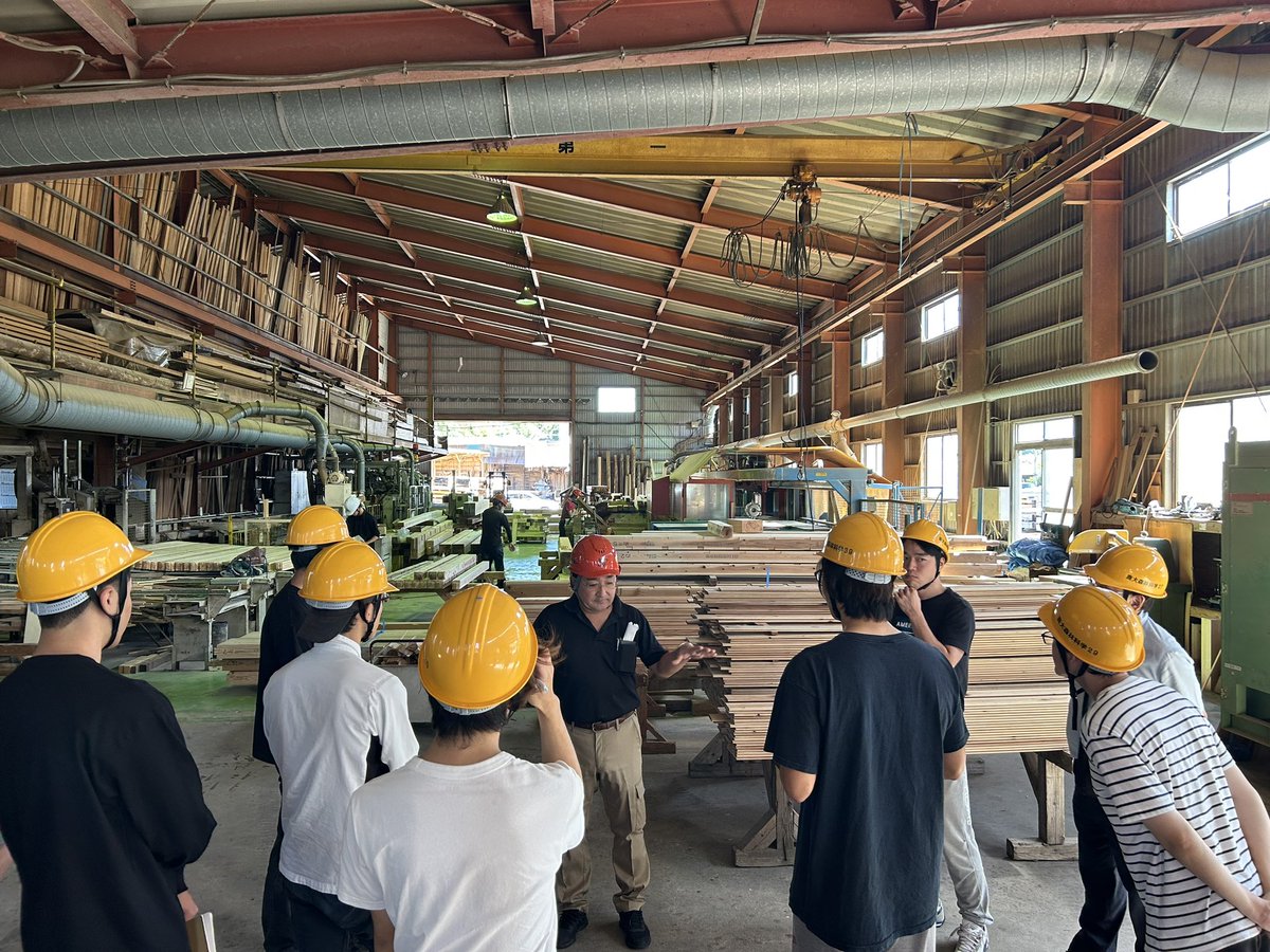 aae_eal's tweet photo. ついに農工連携の大学院授業がスタートしました❗️森林と建築を学ぶ大学院生が協働して、適切な資源の活用方法を模索しながら、森に立つ集会施設を計画するという課題です。今日は川上の演習林、川中の黒松製材建設、山佐木材を視察。夜は敷地でキャンプ⛺️ https://t.co/MfllajyfIN