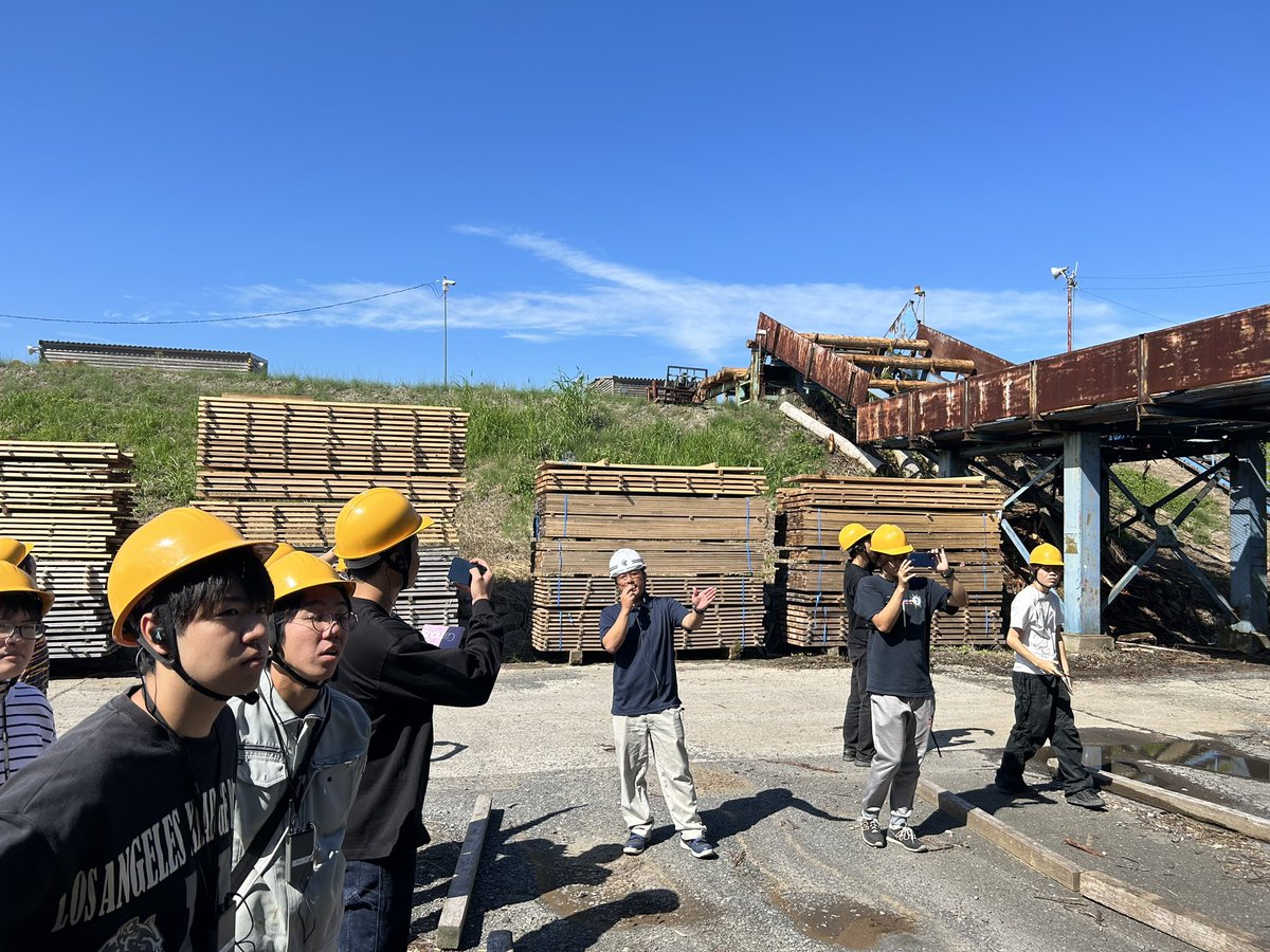 aae_eal's tweet photo. ついに農工連携の大学院授業がスタートしました❗️森林と建築を学ぶ大学院生が協働して、適切な資源の活用方法を模索しながら、森に立つ集会施設を計画するという課題です。今日は川上の演習林、川中の黒松製材建設、山佐木材を視察。夜は敷地でキャンプ⛺️ https://t.co/MfllajyfIN