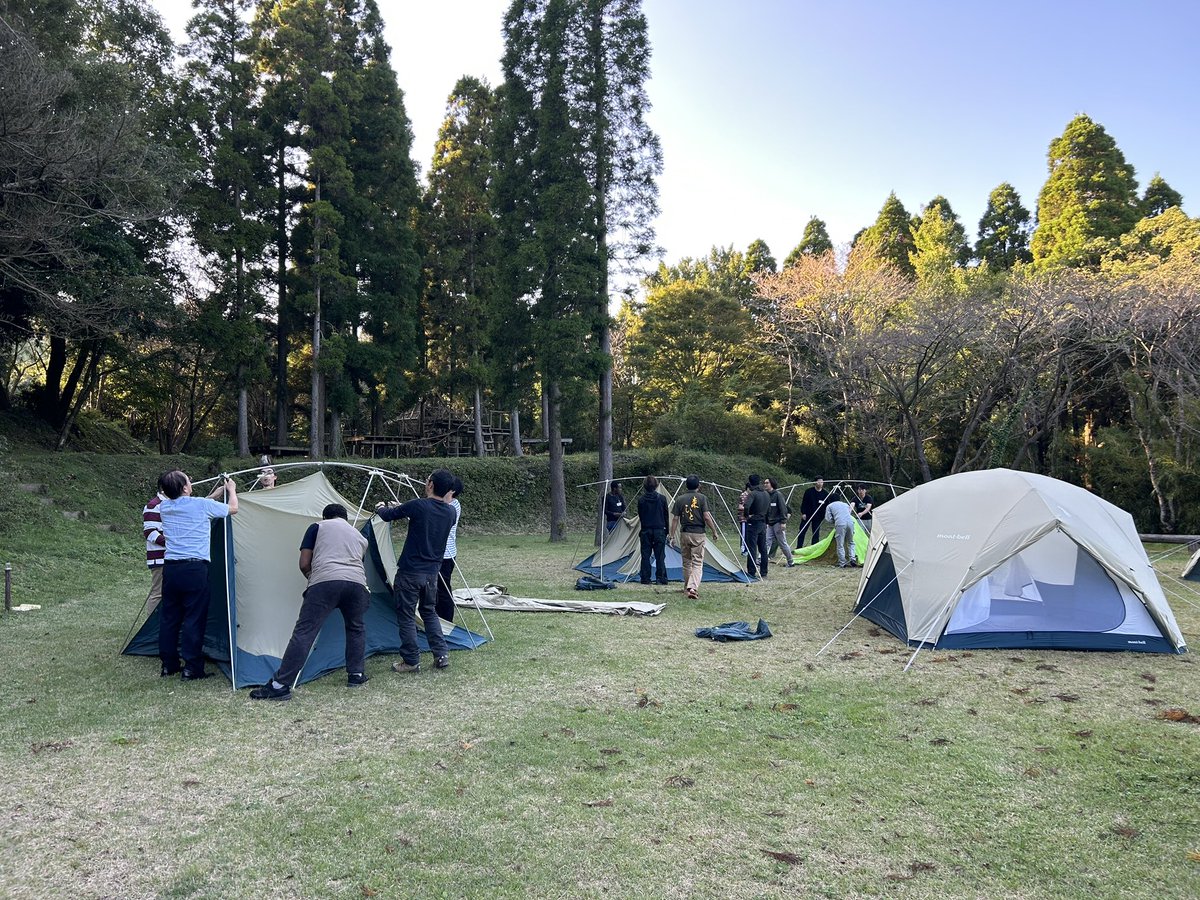 aae_eal's tweet photo. ついに農工連携の大学院授業がスタートしました❗️森林と建築を学ぶ大学院生が協働して、適切な資源の活用方法を模索しながら、森に立つ集会施設を計画するという課題です。今日は川上の演習林、川中の黒松製材建設、山佐木材を視察。夜は敷地でキャンプ⛺️ https://t.co/MfllajyfIN