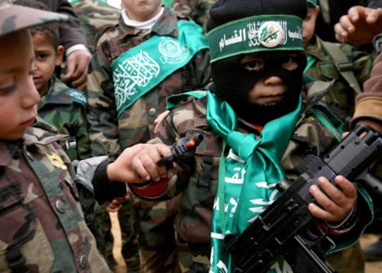 IvanDuque's tweet photo. Sólo los bárbaros reclutan niños para cometer masacres. Los terroristas nunca representan pueblos. Ni el terrorismo de Hamás representa al pueblo palestino, ni el terrorismo del M-19, FARC, ELN han representado al pueblo colombiano. https://t.co/tjgwhb2lFY