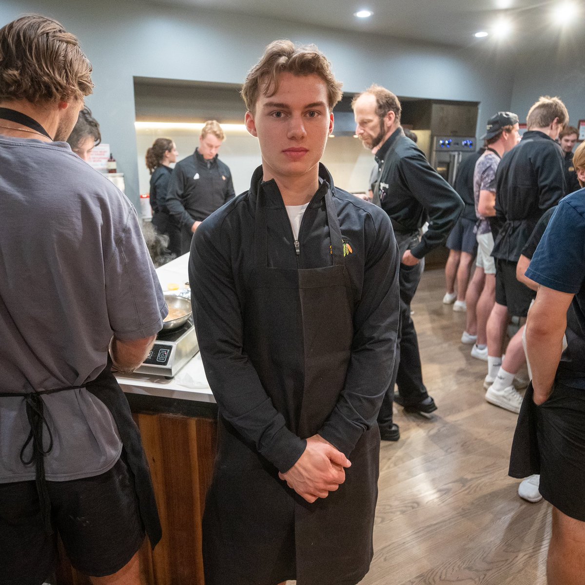 NHLBlackhawks's tweet photo. CHEF BEDARDEE WANTS TO COOK 👨🏼‍🍳 https://t.co/scYIVtqJV8