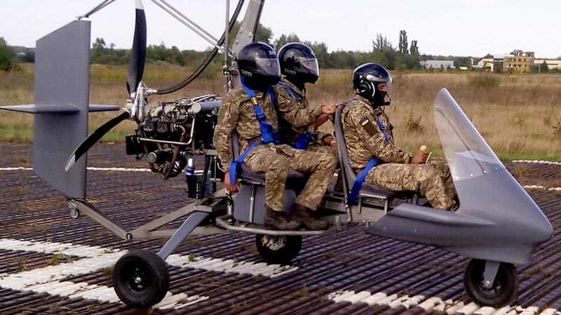 GerryS's tweet photo. Banyak yang kaget ketika melihat Paramotor digunakan sebagai Air Assault vehicle oleh Hamas dalam serangannya ke Israel.

Hal ini sebenernya bukan hal yang baru maupun unik. Setahu saya konsep ini sudah dicoba oleh beberapa militer di dunia, termasuk pihak TNI.
Lucunya, banyak yang bilang Paramotor Air Assault ini adalah hal yang bodoh, karena akan lebih efektif menggunakan helikopter, dan Paramotor akan jadi target empuk untuk aset-aset air defence modern, apalagi dengan rudal-rudal air defence, paramotor air assault itu akan menjadi suicide attack.

Eits, ntar dulu. Dalam combat doctrine, memang harus ada standard solutions untuk menjawab setiap tantangan, tetapi bukan berarti non-standard solutions itu haram atau bodoh.

Ironisnya, justru dalam penyerangan menuju target yang tergantung kepada rudal air defence ini, idealnya malah mungkin pakai paramotor air assault. Kenapa?

Helikopter itu radar signature dan heat signaturenya tinggi, jadi akan mudah terlihat oleh radar atau infra-red seeker. Mau bermain dengan ground clutter (main petak umpet menggunakan terrain, pepohonan ataupun bangunan memang bisa mengecohkan air defence systems, tapi kalau sudah dekat akan susah (dan harus menggunakan self-protection system seperti flares dan DIRCM). Heliborne assault menuju heavily defended target cukup beresiko dan mission planner harus memperhitungkan estimated lossesnya dari transit sampai assault landingnya dengan cermat.

Kalau Paramotor ini memang kelihatan konyol, tapi ideal untuk assault yang tidak membutuhkan jumlah pasukan yang banyak. Kenapa?

1. Murah, baik alat maupun trainingnya.

2. Pelan itu kadang malah jadi advantage. Kalaupun ketahuan oleh air defence radar, salah satu metode untuk homing oleh rudal radar guided adalah melihat object apa yang karakternya beda dari pantulan2 ground clutter, yaitu dengan melihat benda yang bergerak, ketika dalam terminal phase yang biasanya top-down. Makin pelan targetnya, makin susah membandingkannya dengan ground clutter.

3. Infra Red signature yang rendah. Untuk IR guided surface to air missile, identifikasi target dilakukan dengan mencari sumber panas yang bergerak. Mesin turbin itu enak buat IR guided missile, karena exhaustnya yang cukup panas dan semburan gas panasnya mengikuti si mesin/pesawat. Kalau mesin piston kecil seperti yang digunakan di Paramotor, heat signaturenya jauh dibawah mesin turbin jadi IR guided SAM bisa kesusahan untuk mendapatkan solution lock.

4. Mau main petak umpet menggunakan surrounding scenery lebih gampang karena kecepatannya yang pelan. Paramotor bisa menuju target dengan bermain diantara pohon dan bangunan dengan jauh lebih mudah dibanding helikopter. Suaranya yang mirip dengan kendaraan motor/mobil juga tidak akan membuat penjaga di target curiga.

Kelemahannya adalah, karena pelan dan tidak ada proteksi bagi yang ada di paramotornya, kalau sudah terihat secara visual, ditembakinnya gampang, tidak perlu pakai alat-alat air defence canggih, cukup senapan otomatis atau senapan mesin, untuk melumpuhkannya.

Antara land assault, helicopter air assault, atau paramotor air assault, mana yang ideal itu tergantung dengan profil target, defence assetsnya, dan threat assesmentnya.

Jadi jangan kaget. Makin canggih air defence sebuah target, kadang solusinya malah lucu-lucu. Apa aja itu?

Kita ambil contoh yang bukan rahasia aja yah. Ada gyrocopter:
1. Gyrocopter militer RRC.
2. Sapphire 3 Gyrocopter bikinan Ukraina juga pernah di tes untuk kebutuhan air reconnaissance dan air assault.
Dengan kompetisi pengadaan alutsista, kita sering dicekoki informasi barang-barang yang canggih dan mahal, sampai kadang kita lupa, bahwa low tech solutions bahkan solusi-solusi yang dianggap dagelan, tetap harus dijaga dan dikembangkan.