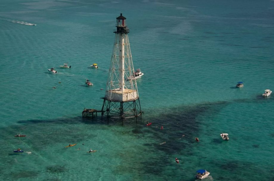 wgcu's tweet photo. 🌟 Good news! After being in darkness for a decade, the 150-year-old Florida Keys lighthouse is shining brightly once again thanks to the @IslamoradaWeb:  https://t.co/NRyntT1IaZ 

✍️ Florida Keys News/WGCU
📸 Save Alligator Lighthouse https://t.co/riZToPGfkC
