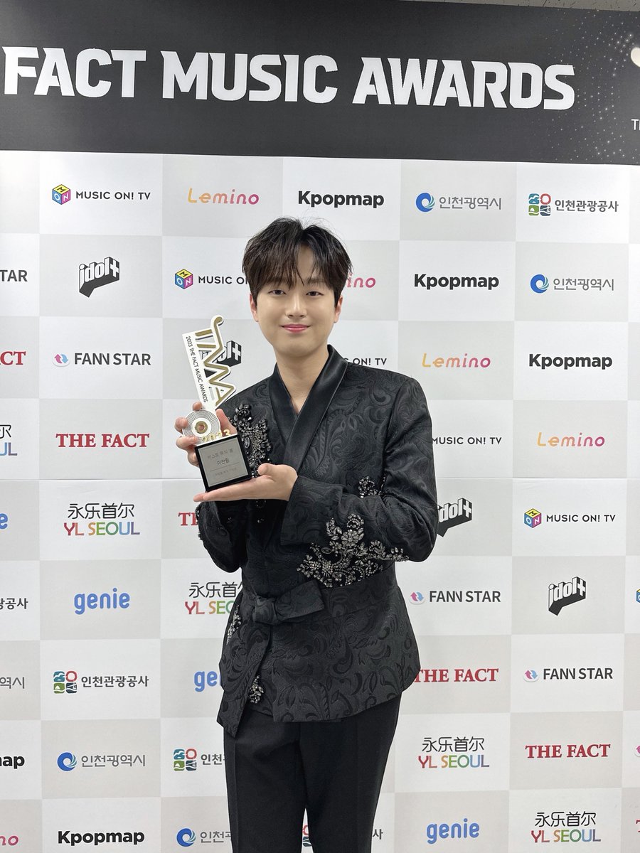 ChanWonOfficial's tweet photo. 🏆TMA 베스트뮤직 봄 부문 수상 🏆

찬스 분들의 아낌없는 사랑으로
찬원이 TMA 베스트뮤직 봄 부문에서
수상하게 되었습니다🥳

트로피와 함께할 때 더욱 빛나는
찬원의 사진과 함께💕
언제나 찬원을 응원해주시는
찬스 분들께 영광을 돌립니다🥰

#이찬원 #LeeChanWon 
#TMA #더팩트뮤직어워즈 #풍등 https://t.co/Ko41yVuoY9