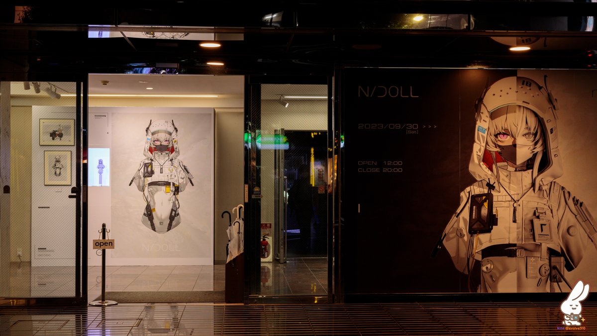 evolve910's tweet photo. neco氏個展[N/DOLL] @neco_person 

最終日のライトアップ変更観てきました。

計3回訪れましたが、最後の雰囲気良かったです。
会場の雰囲気を写真に収めてました。

#N_DOLL https://t.co/YC0VS05hw6