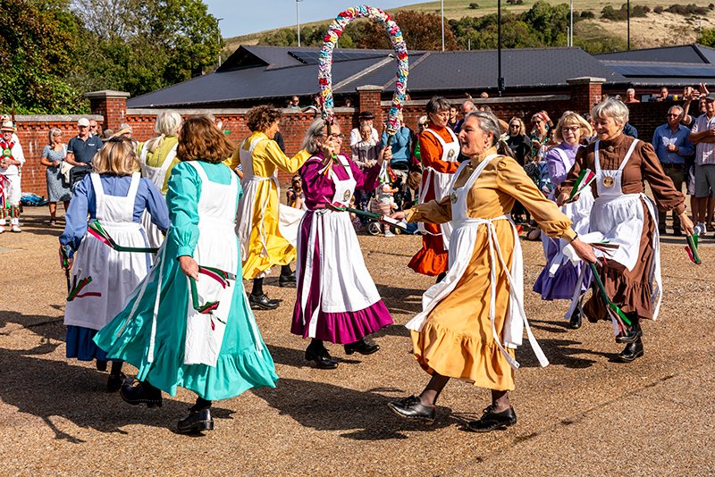 Grant1Photo's tweet photo. Here's some of my pics from the annual 'Dancing in the Old' in #lewes #morrisdancing. @HarveysBrewery @LongManMorris @BrightonMorris @pixelsonapage @KnotsofMay https://t.co/dxuUFWULrd