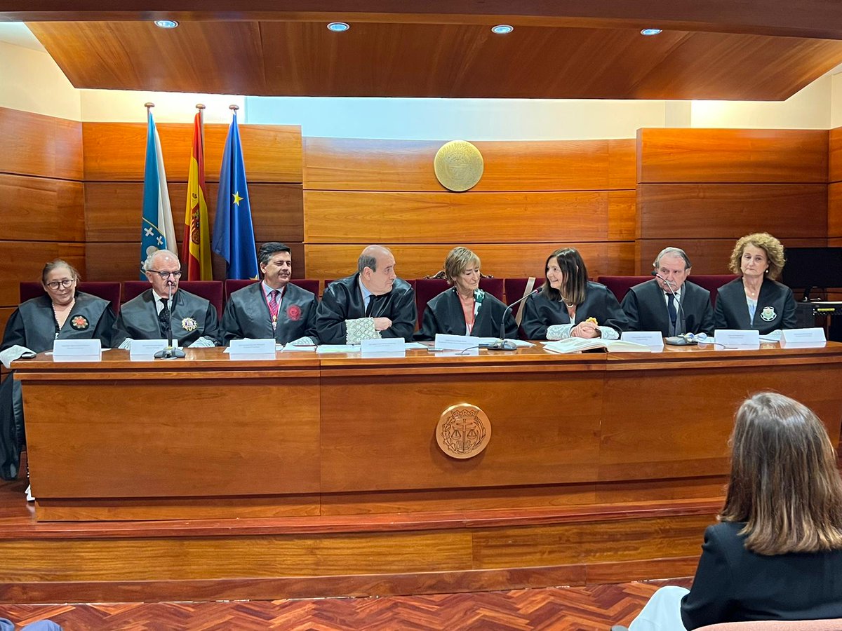 Hoxe, o decano do <a href="/Icacor/">ICA A Coruña</a>, Augusto José Pérez-Cepeda Vila, tomou posesión como novo presidente do <a href="/Avogacia/">Consello da Avogacia</a>.  

Noraboa ao decano entrante, e grazas á presidenta saínte, Lourdes Carballo Fidalgo, decana do <a href="/AvogaciaVigo/">Avogacía Vigo</a>.