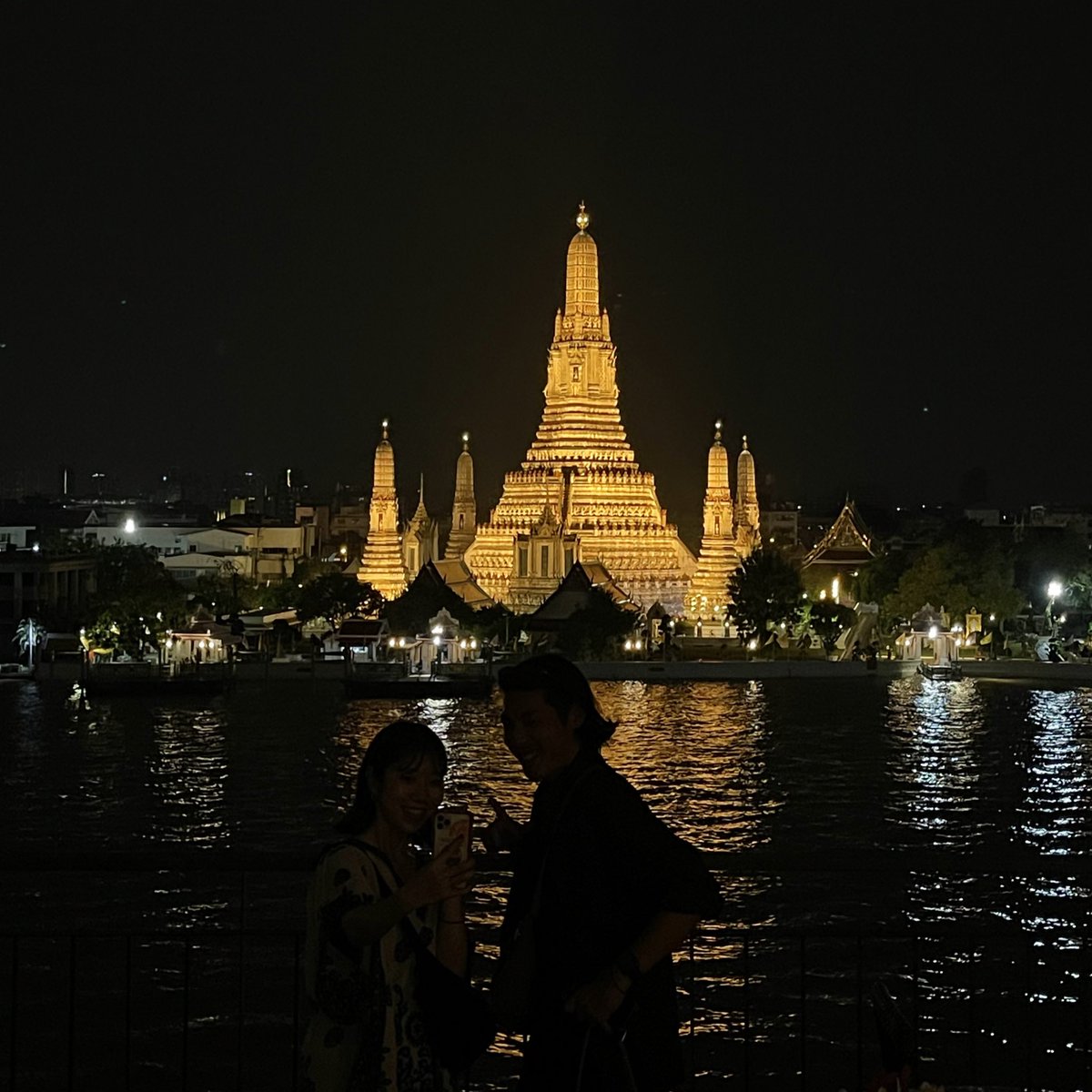sfkkfs_'s tweet photo. Amorosa bar เป็น rooftop bar ที่เห็นวิววัดอรุณชัดมากกก อยู่ติดแม่น้ำเจ้าพระยา วิวโคตรดี เหมาะแก่การชิลสุดๆ เครื่องดื่มอร่อย บรรยากาศเหลือใจ ไปตอนพระอาทิตย์ใกล้ตกหรือมืดๆคือสวยเกิน 🥂✨ https://t.co/x5WJH8AI8z