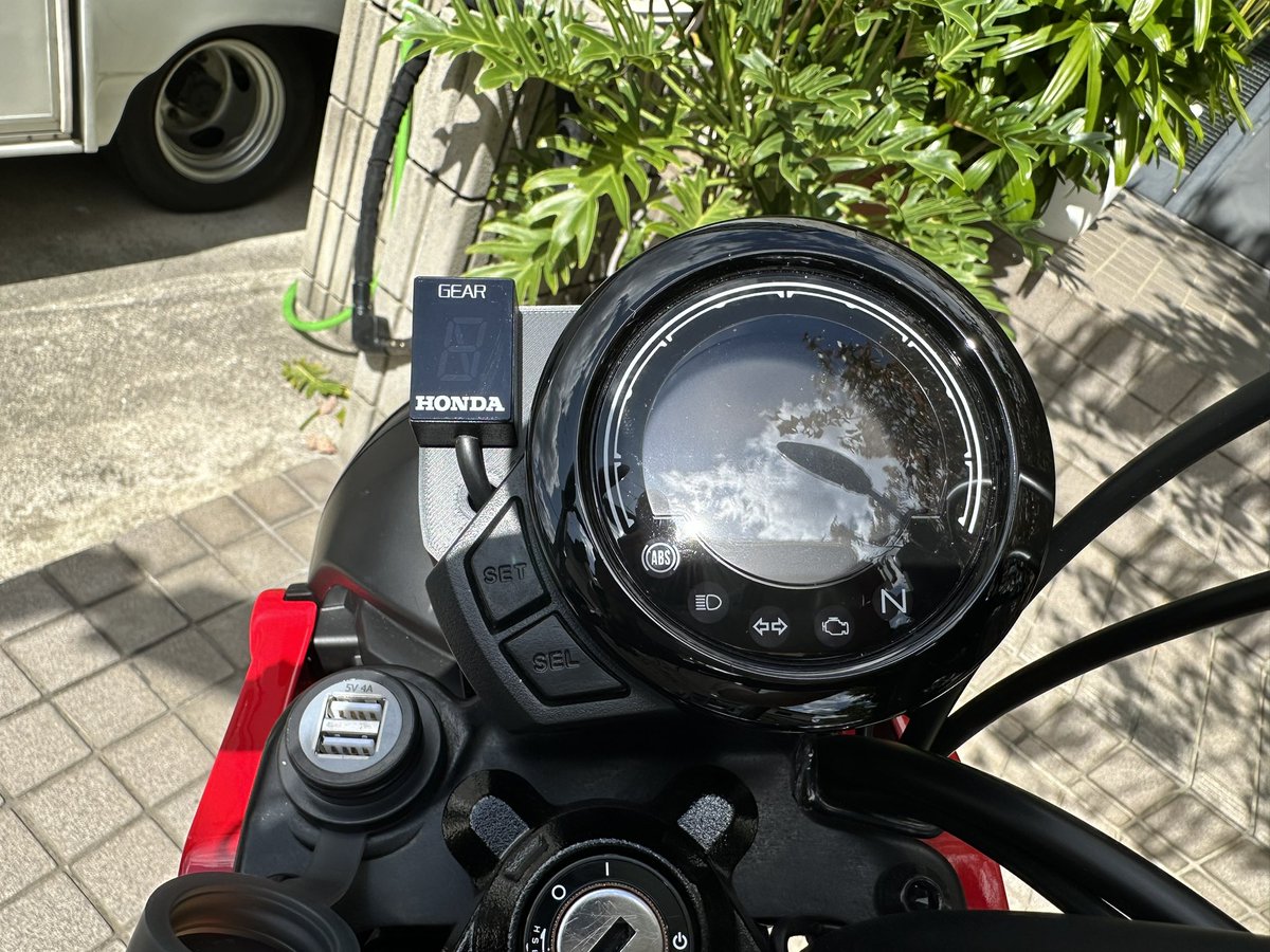 NobiCam_'s tweet photo. ハンターカブにAIpro Factryのシフトインジケータと、せいらん工房さんのメーターホルダーを取り付けました。JA65になってシフトポジションの信号取り出しが非常に楽になりました。これで低速時に間違って1速入れて慌てる事もなくなります。
#CT125 
#AIpro
 #せいらん工房 https://t.co/z66RiPQUGi