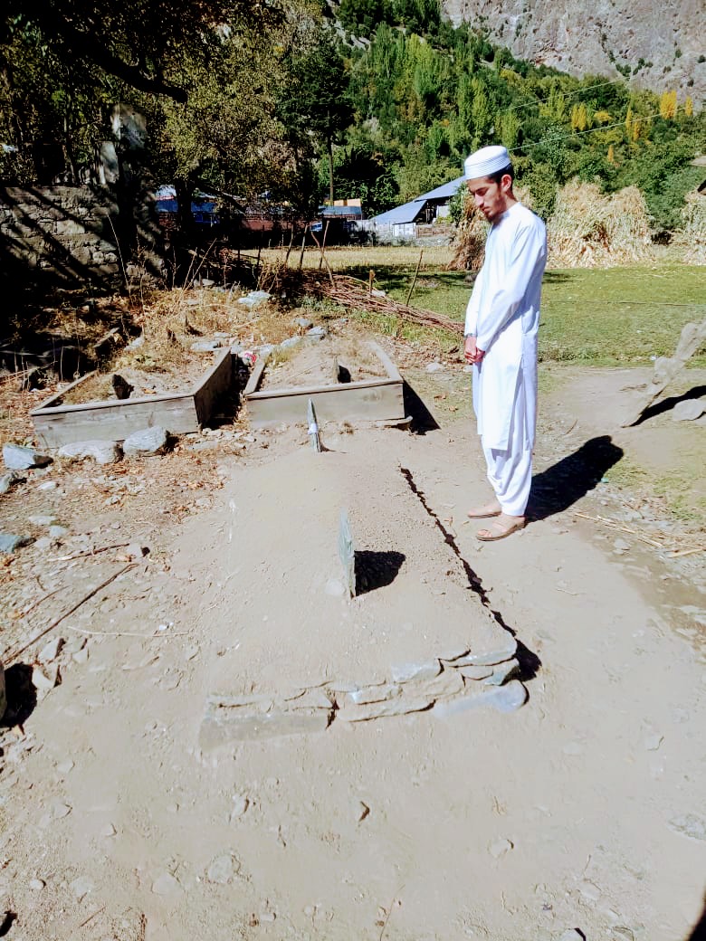 دیر سے آنے پر وہ خفا تھا آخر مان گیا
آج میں اپنے والد سے ملنے قبرستان گیا