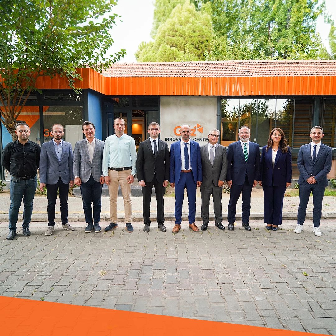 gdzelektrik's tweet photo. Ankara Yıldırım Beyazıt Üniversitesi ile yenilikçi Ar-Ge projemizi hayata geçirmenin heyecanını yaşıyoruz!🌟

Ülkemiz sularından toplanan biolüminesans özelliğine sahip bakterilerin laboratuvar ortamında üretilmesi ve geliştirilmesiyle birlikte aydınlatma amaçlı kullanımında başarılı bir şekilde yol alıyoruz.
 
Projeye emek harcayan ve katkı sağlayan herkese çok teşekkür ederiz. #HayatİçinEnerji üretmeye ve yenilikçi adımlar atmaya devam edeceğiz.
 
#GdzElektrik #HayatİçinEnerji 
@ybuankara 
@EnergyHub