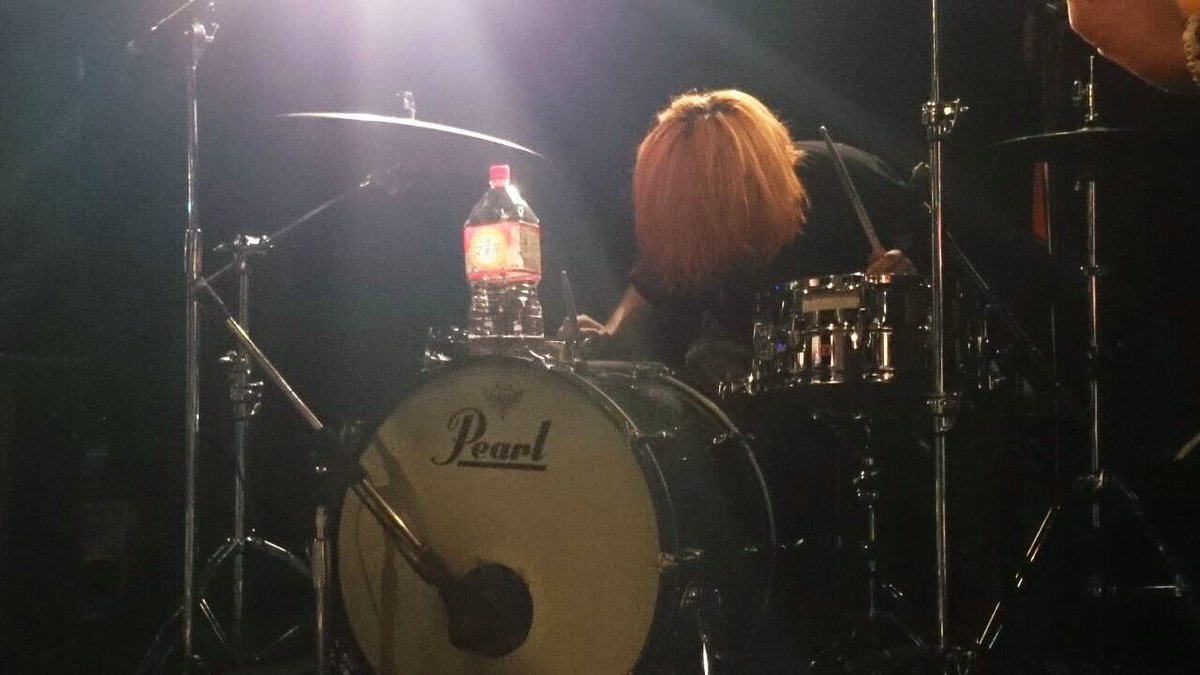 Nyx_R's tweet photo. 10/10…ドラムの日ですか。

主宰イベントにて、どデカいセットで演らせていただいたのは良き思い出です🥁

それとは対照的なドラムセット。ステージドリンクは今は無きマテ茶🥤(コカコーラ社なんか最近また復活したような…)

で、やっぱりSIAM SHADE。 https://t.co/CUgrbT21mc