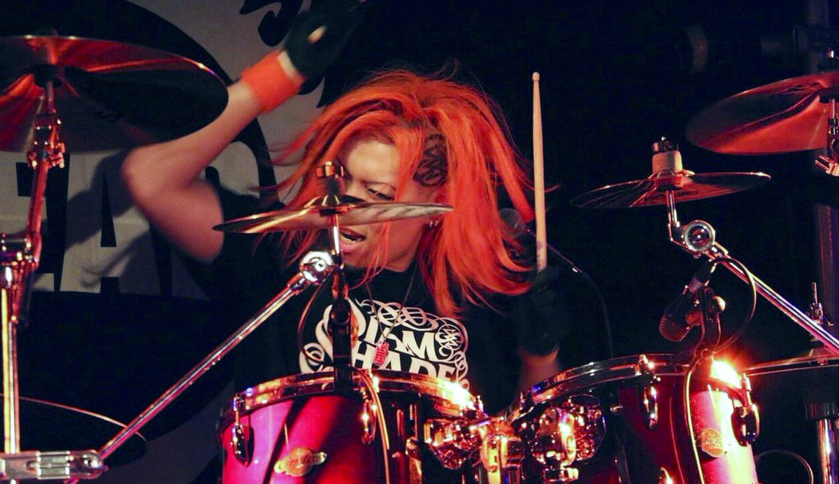 Nyx_R's tweet photo. 10/10…ドラムの日ですか。

主宰イベントにて、どデカいセットで演らせていただいたのは良き思い出です🥁

それとは対照的なドラムセット。ステージドリンクは今は無きマテ茶🥤(コカコーラ社なんか最近また復活したような…)

で、やっぱりSIAM SHADE。 https://t.co/CUgrbT21mc