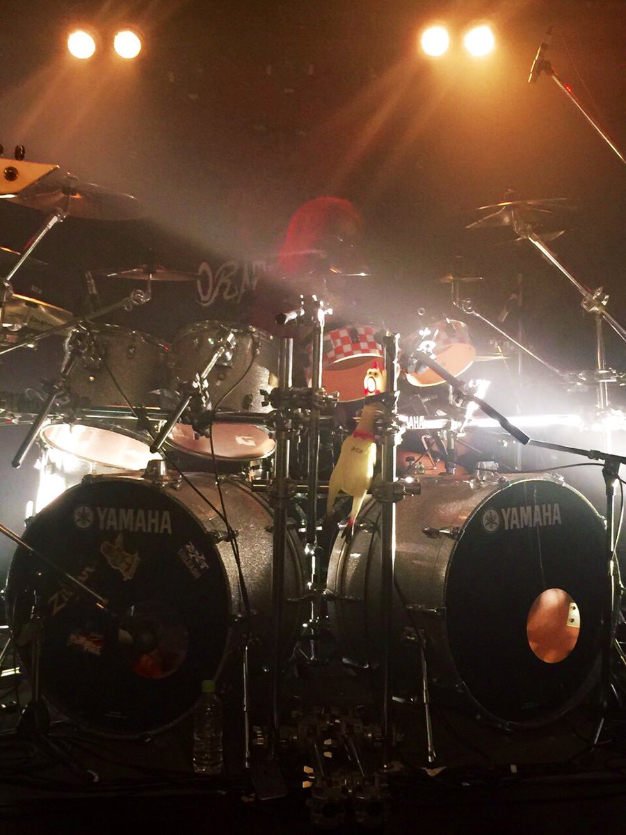 Nyx_R's tweet photo. 10/10…ドラムの日ですか。

主宰イベントにて、どデカいセットで演らせていただいたのは良き思い出です🥁

それとは対照的なドラムセット。ステージドリンクは今は無きマテ茶🥤(コカコーラ社なんか最近また復活したような…)

で、やっぱりSIAM SHADE。 https://t.co/CUgrbT21mc