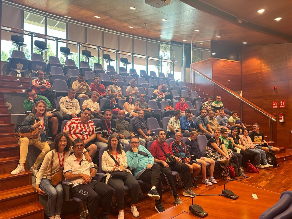 112cmadrid's tweet photo. Hoy hemos recibido la visita de un numeroso grupo de miembros de #Apascovi (Centro Personas con Discapacidad Intelectual) de #Colmenarejo 👏.
¡Muchísimas gracias por venir a vernos!
#ASEM112 https://t.co/bU1yhiQyuv