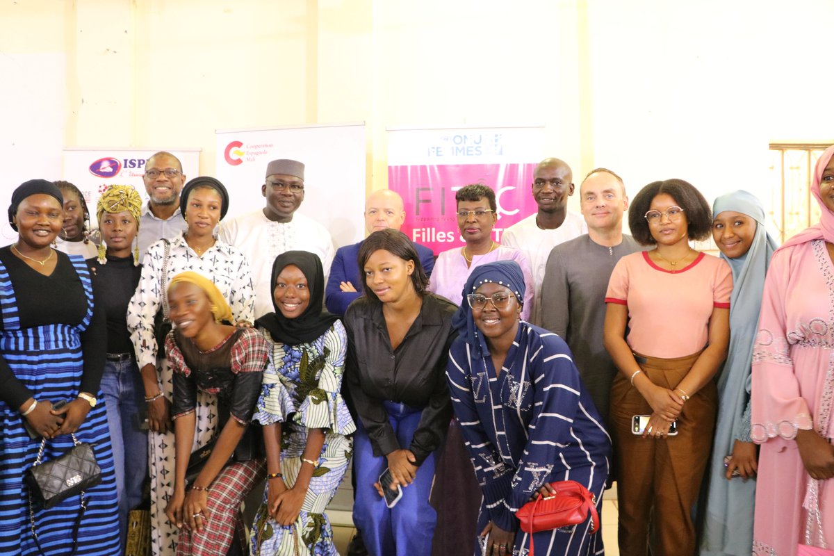 onufemmesmali's tweet photo. Le leadership des jeunes #filles et leur bien-être est au 💟des préoccupations d’ONU Femmes en prélude à la jrnée de la jeune🚺célébrée le 11 octobre. Une matinée conviviale autour de partages d’expériences sur le leadership lors du festival des jeunes 🚺organisé par @EmbEspMali https://t.co/QHI1N6t2tT