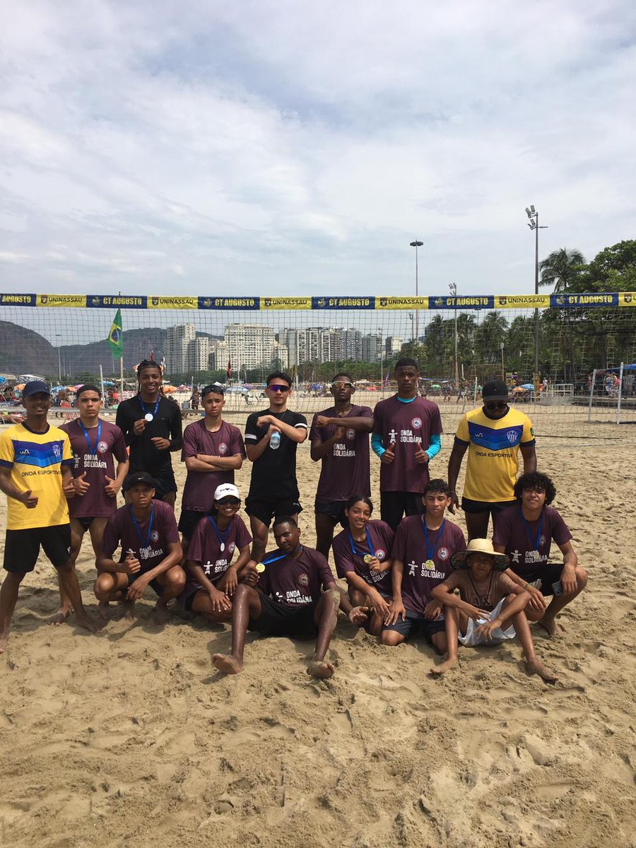 No último sábado, nossos alunos do projeto de Vôlei estiveram participando do Torneio de Vôlei de Praia no Rio de Janeiro🏐
Alem de muito aprendizado com a experiência, os alunos voltaram com medalhas para a nossa onda!
Estamos orgulhosos e felizes em ver o crescimento de vocês!