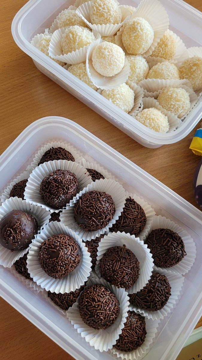 We've had a great discussion today with our colleague <a href="/JrClodomir/">Clodomir Santana</a> about his research on swarm intelligence, networks, topic modelling, sweets originating from Recife🇧🇷and imperial commoners from a project projectmape.org (with <a href="/AgataBloch/">Agata Bloch</a>) All these (and more) at <a href="/ih_pan/">Institute of History, Polish Academy of Sciences</a>