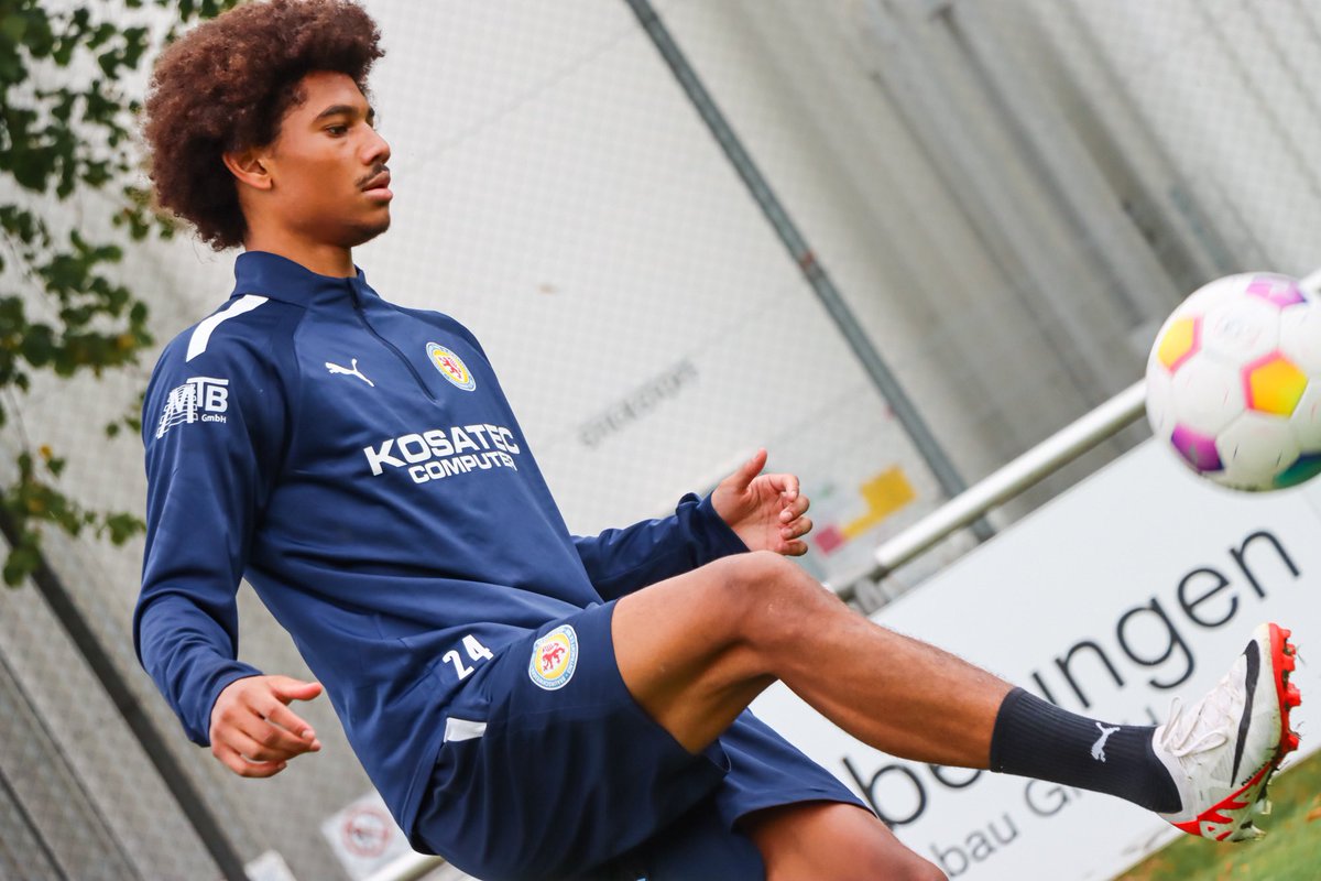 EintrachtBSNews's tweet photo. Zurück auf dem Platz!🔥

Welcome back, Sidi!🤩

#wirsindeintracht https://t.co/hysbNn9X25