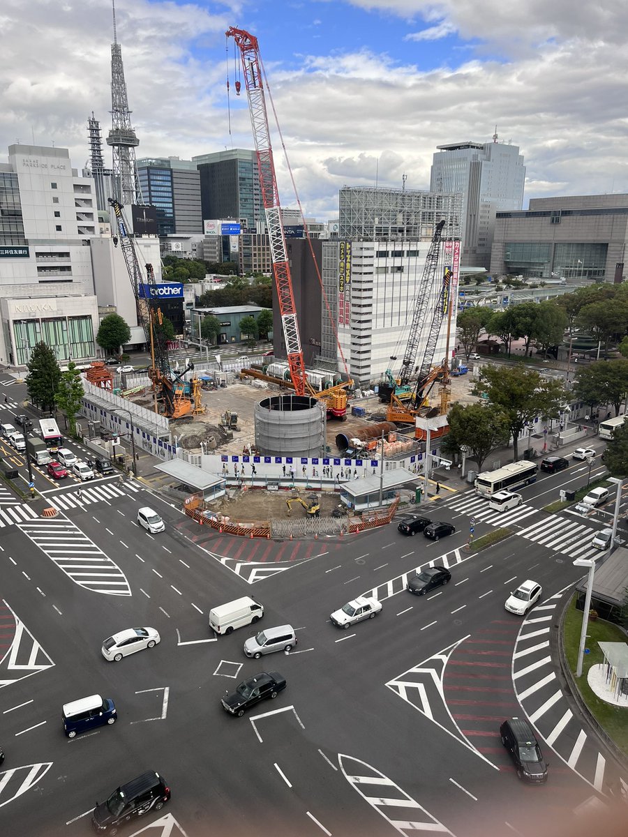 Emdim7_'s tweet photo. 栄広場では杭打ち工事が進行中👷‍♀️ https://t.co/rmKphkb4di