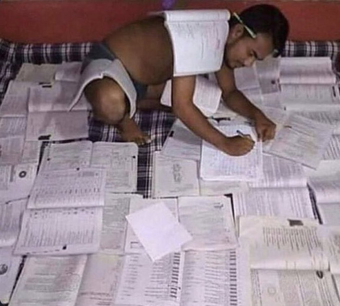 contuzeta's tweet photo. pq no estudie cuando tenia q estudiar, ahora estoy asi😪 https://t.co/oRC4fYDVwD