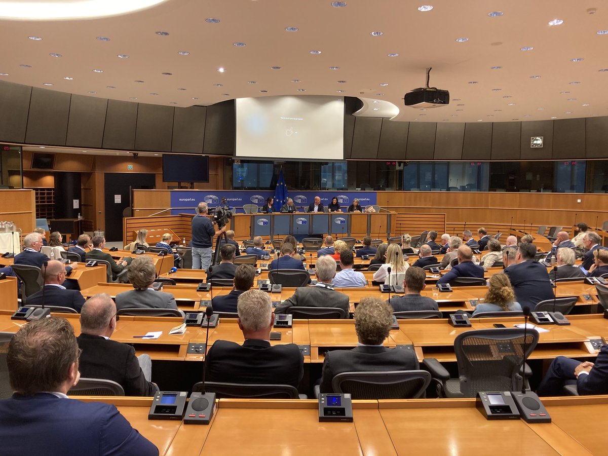 Twente is present at the #EUregionsweek 2023. Today at the workshop from the ⁦<a href="/VFG_Fryslan/">VFG Fryslan</a>⁩ with Diererik Samson, ⁦<a href="/anjahaga/">Anja Haga</a>⁩ en ⁦<a href="/BurgNauta/">Ellen Nauta</a>⁩ .