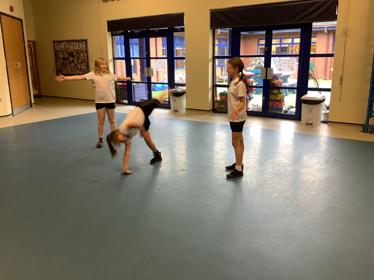 murdishawwest's tweet image. Year 5 composing Rock n Roll dances this afternoon 🎹🎤 #mwcpsport