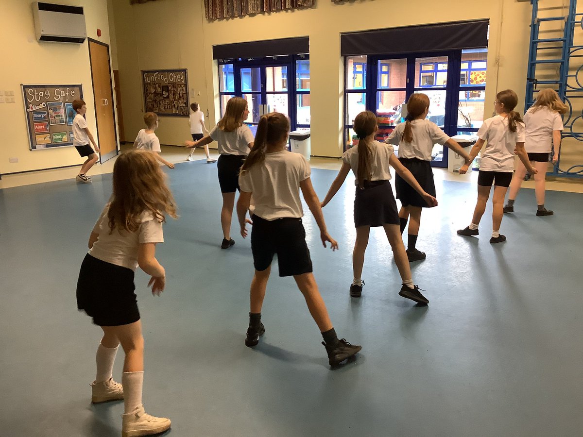 murdishawwest's tweet image. Year 5 composing Rock n Roll dances this afternoon 🎹🎤 #mwcpsport