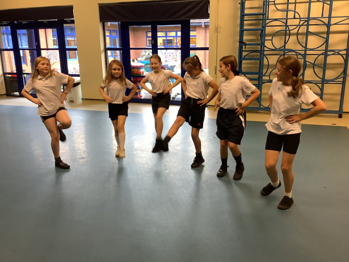 murdishawwest's tweet image. Year 5 composing Rock n Roll dances this afternoon 🎹🎤 #mwcpsport