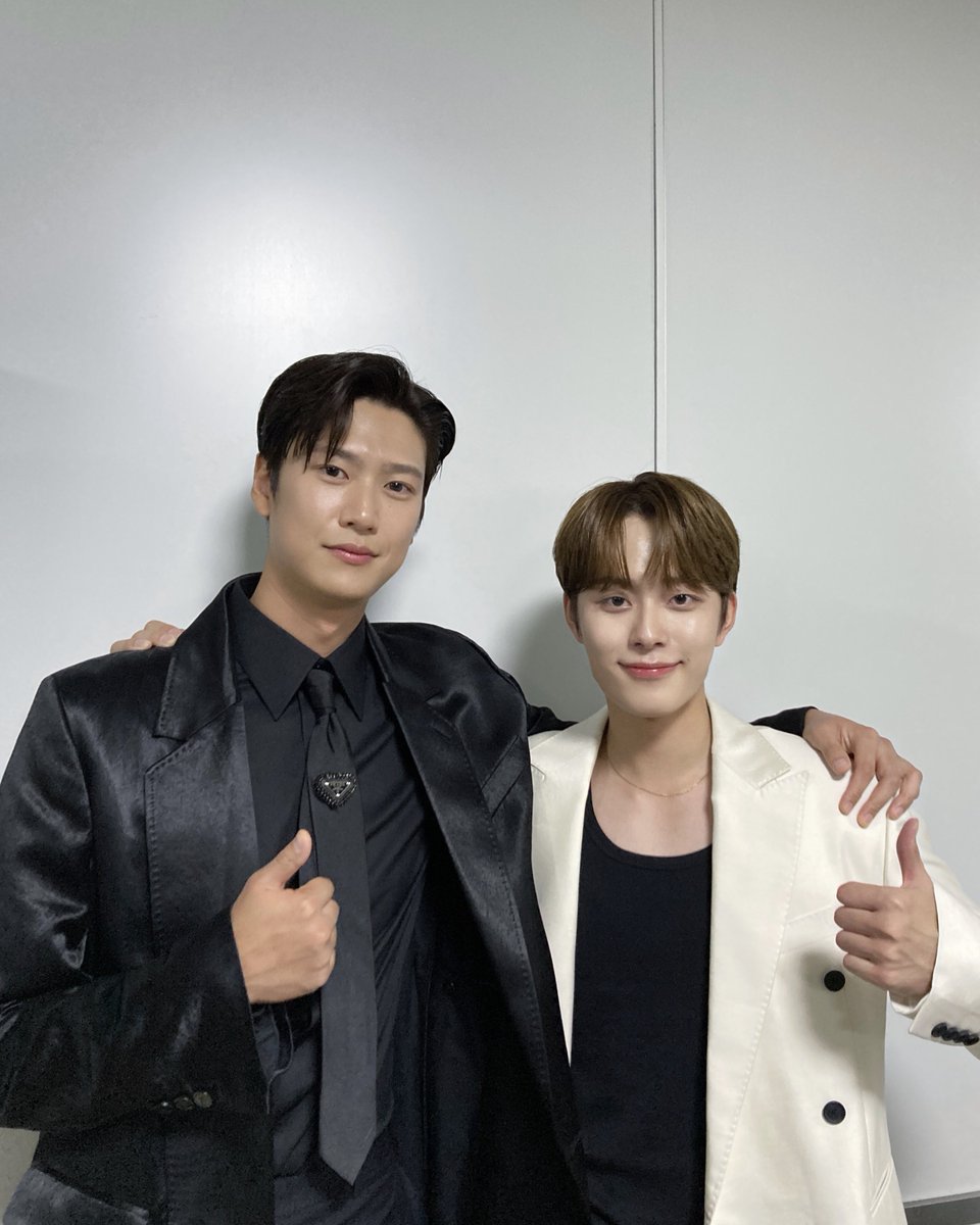 CUBEactor's tweet photo. [📸] [#나인우 #유선호]
231010 @ 2023 더팩트 뮤직 어워즈

‘2023 #더팩트뮤직어워즈’에 배우 나인우, 유선호가 시상자로 참석했습니다 ✨
언제나 행복을 안겨주는 두 배우와 함께해서 완벽해진 오늘 밤 💕

#NA_INWOO #YOO_SEONHO
#TMA https://t.co/En2lNavwev