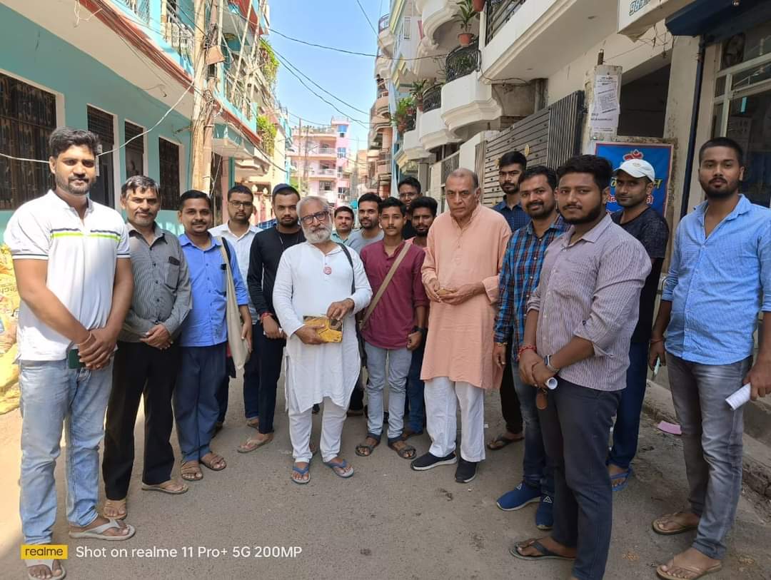 आज संयुक्त बीएड मोर्चा हिंदुस्तान के साथियों ने प्रो०श्री आनन्द कुमार (पूर्व प्रो० JNU)और मैग्सेसे पुरस्कार से सम्मानित श्री संदीप पाण्डेय जी(पूर्व प्रो० BHU) जी से मुलाकात की और उन्होंने हमारी याचिका के संदर्भ में वरिष्ठ वकील श्री प्रशांत भूषण जी से भी बात की 🙏