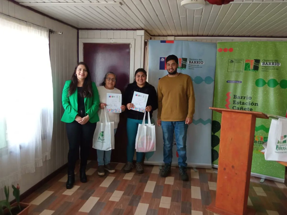 mi_estacion's tweet photo. 😊 El pasado viernes realizamos la entrega de certificados a las usuarias que participaron del taller de #JardineríaDomiciliaria, que impartió el Programa Quiero Mi Barrio, en #BarrioEstación y contó con la participación del monitor del #taller, Mario Melita.

@barrios8va https://t.co/YpsR8fhpRE