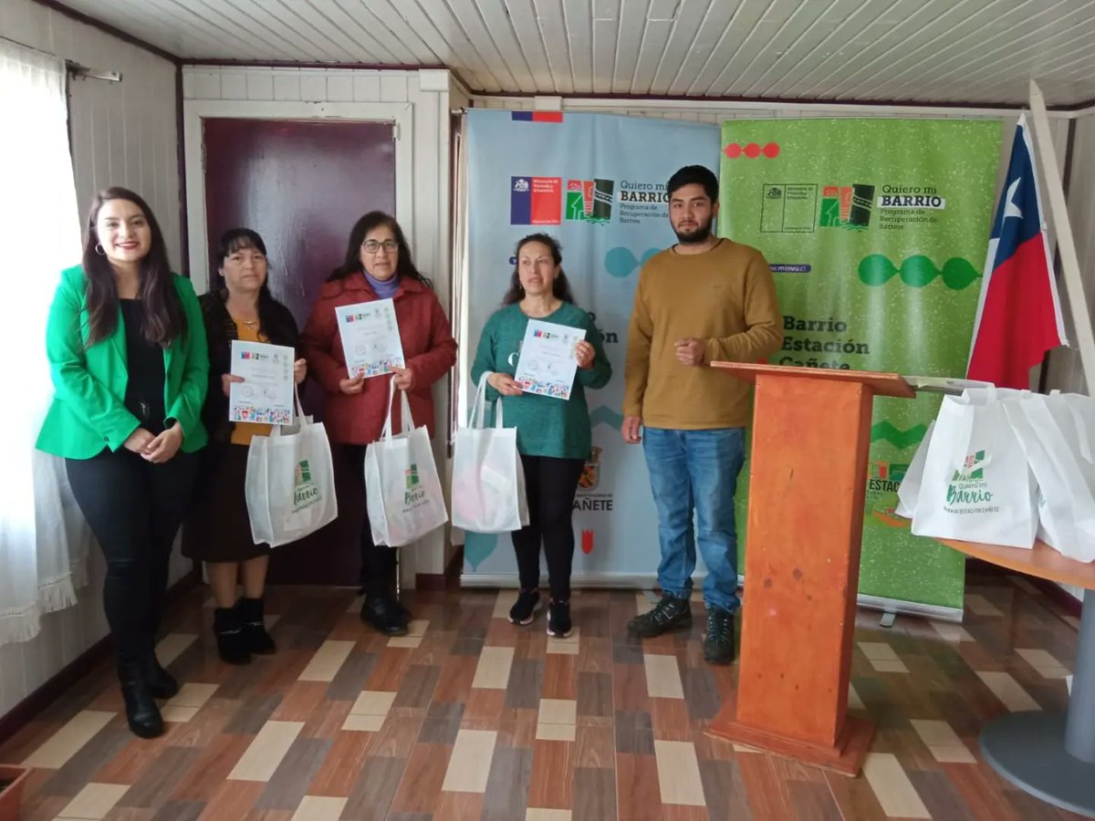 mi_estacion's tweet photo. 😊 El pasado viernes realizamos la entrega de certificados a las usuarias que participaron del taller de #JardineríaDomiciliaria, que impartió el Programa Quiero Mi Barrio, en #BarrioEstación y contó con la participación del monitor del #taller, Mario Melita.

@barrios8va https://t.co/YpsR8fhpRE
