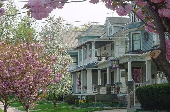 Landlords- don't forget that housing license registrations are due by November 1st.  For details on how to renew visit:
ow.ly/nykj50L5Q1G.