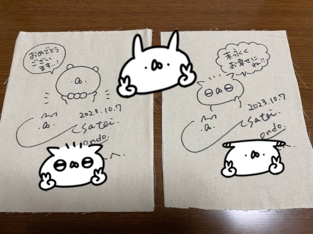 mo_bta6's tweet photo. 今さらながら、素敵な空間でした。
そして書いていただきました...！
布書きにくそうだったけど素敵...まわりに刺繍して額縁に入れて飾るんだ...！

#うさぎ帝国祭 https://t.co/4nZxH2VcLE