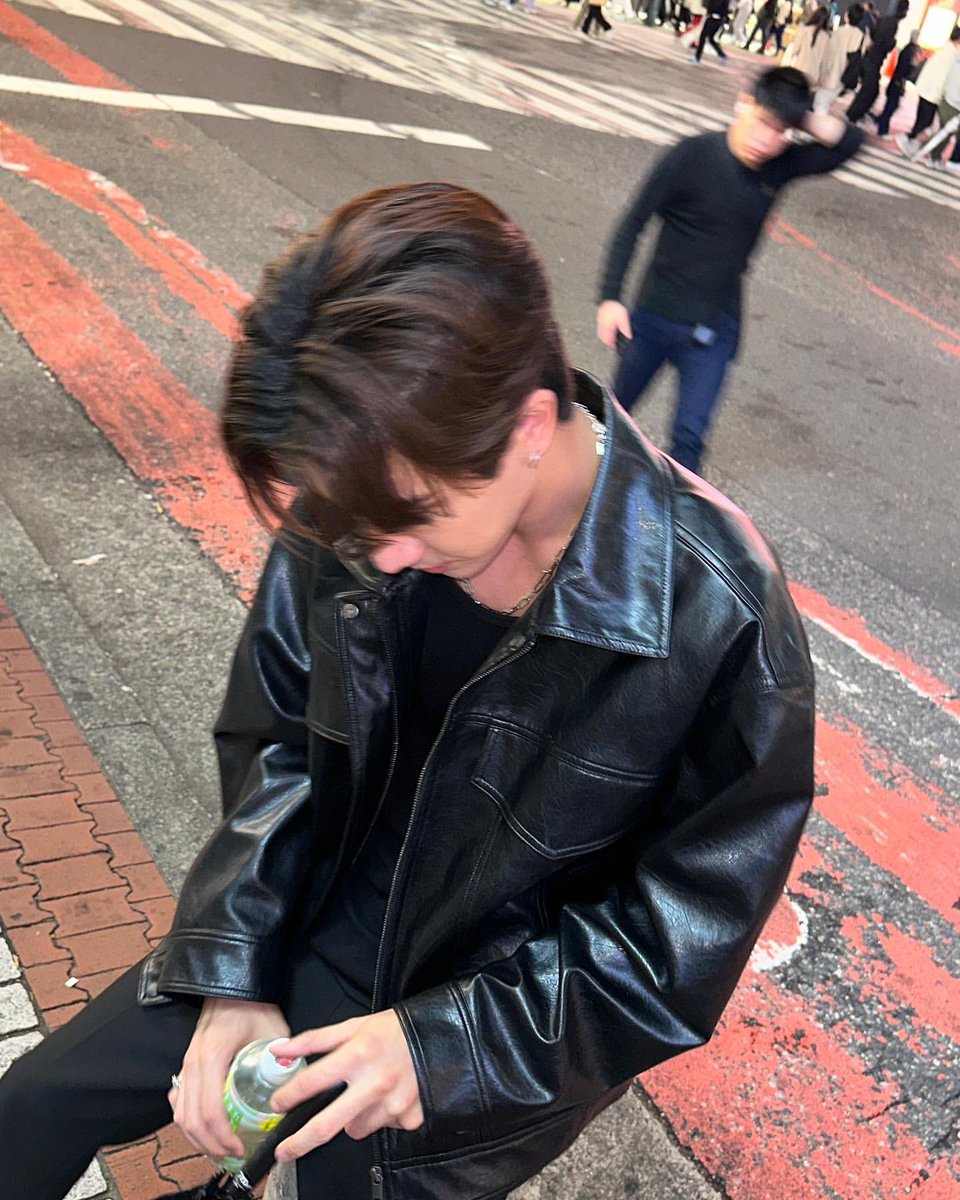 พ่อหนุ่มทรงแบด หล่อ เทห์เกินต้านมากๆลู๊กกกก!!!🖤

#PerthTanapon 
#KDPPE
IG: perthppe
