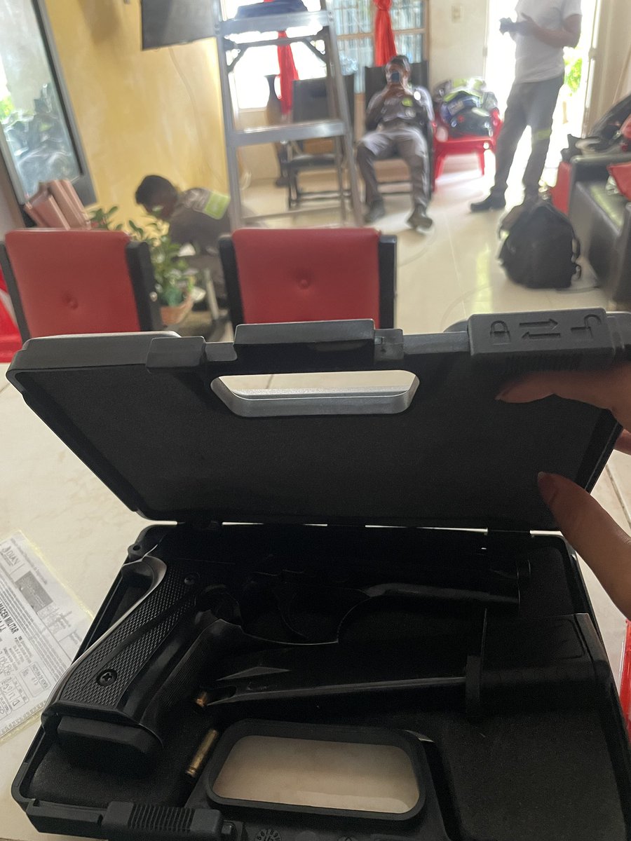 anclita510's tweet photo. Vinieron como 5 hombres a instalar el internet y estoy sola, automáticamente yo: https://t.co/p95L9vkTjK