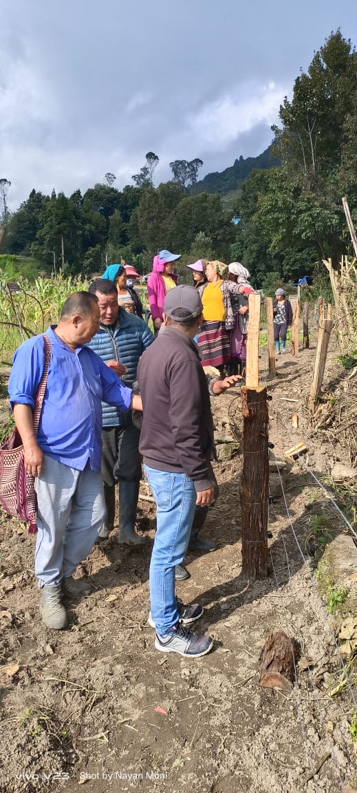 diprotawang's tweet photo. The villagers of #Wodkher village expressed their gratitude to HMLA Tawang @TseringTashis for providing and installation of solar fencing  under #MLALADs fund. The officers from Agriculture deptt briefed the villagers regarding advantages and maintenance of it https://t.co/rgfQ2pjIG9