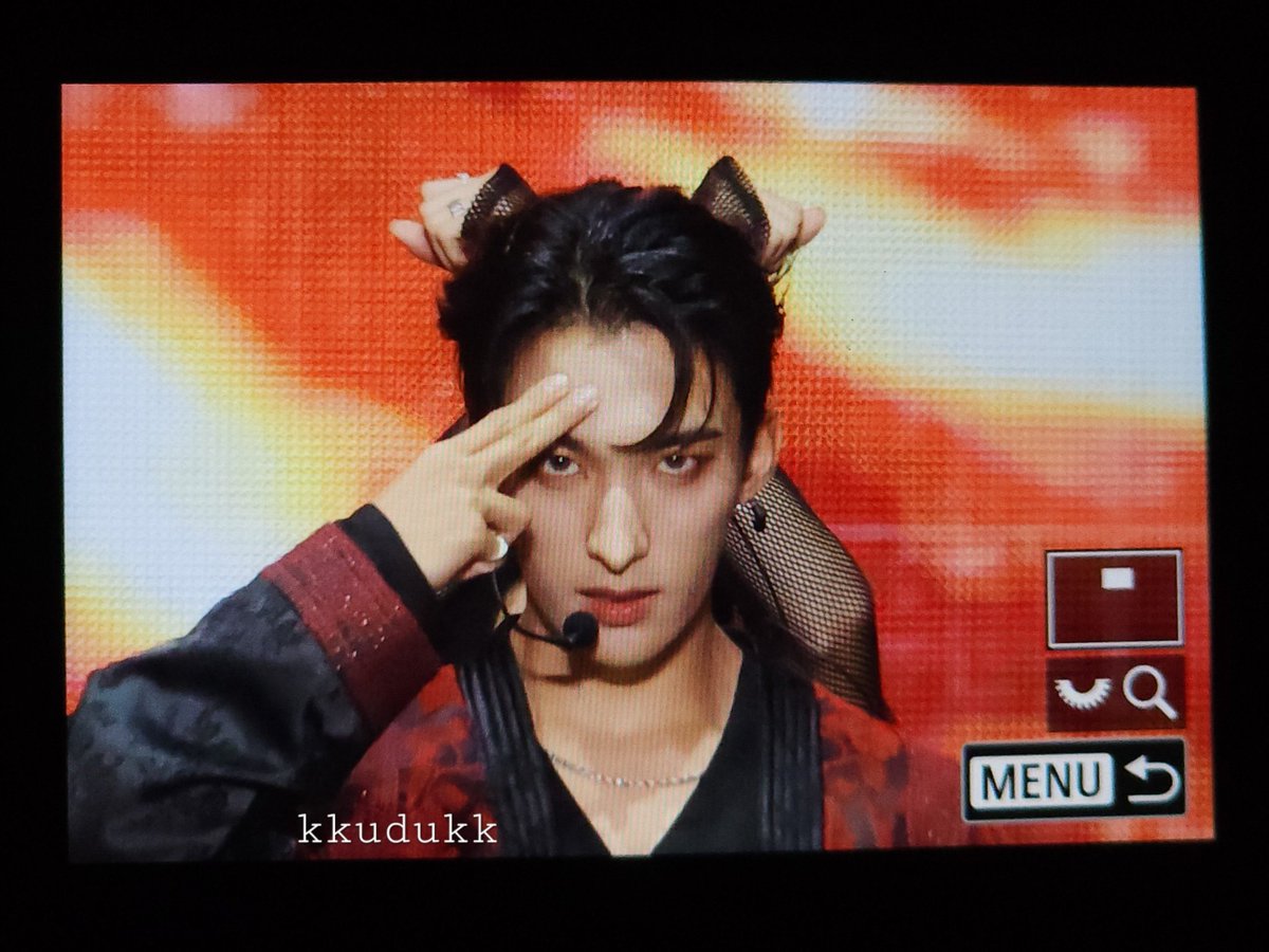KyeomsBaekery's tweet photo. WOAH THIS PHOTO IS AMAZING?? I thought they edited it, but it turned out to be a mesh shirt behind him!

DOKYEOM LOOKS ANGRY BUT THOSE PUPPY EARS OMG😭😭😭 https://t.co/l6J7LszWew