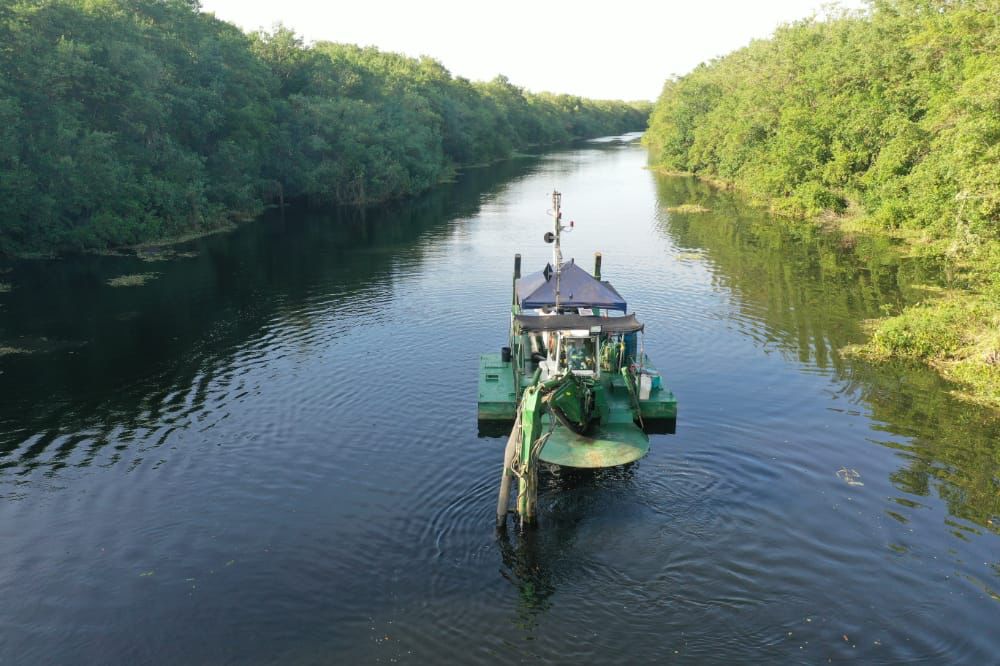 ASOCARS's tweet photo. #ElAmbienteNosUne📣@CORPAMAG ha ejecutado obras para la restauración hidráulica de los caños que se conectan con la Ciénaga Grande de Santa Marta, contribuyendo a la recuperación de bosque de manglar, recuperando más de 7.000 ha de cobertura de mangle, contando con 39.899 ha💦🌎 https://t.co/4bLfq1x921