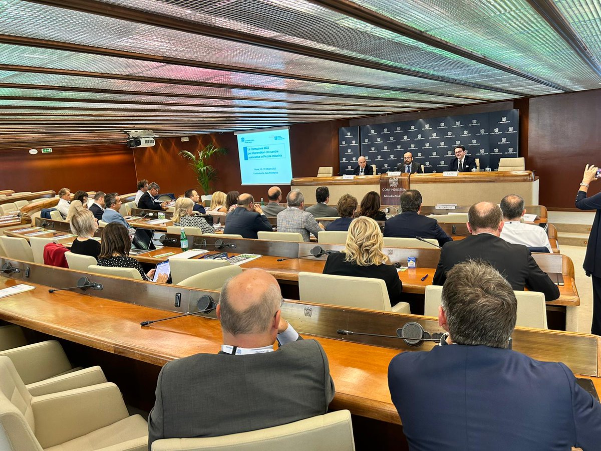 sfc_it's tweet photo. 📣Oggi in aula per  il percorso di #formazione #Altascuola per la #PiccolaIndustria di @Confindustria con oltre 40 #imprenditori con carica associativa. Grazie al Presidente @GiovanniBaroni  e al VP per la formazione @antonio_braia per i loro interventi.
▶ https://t.co/0UjkuYMGWW
