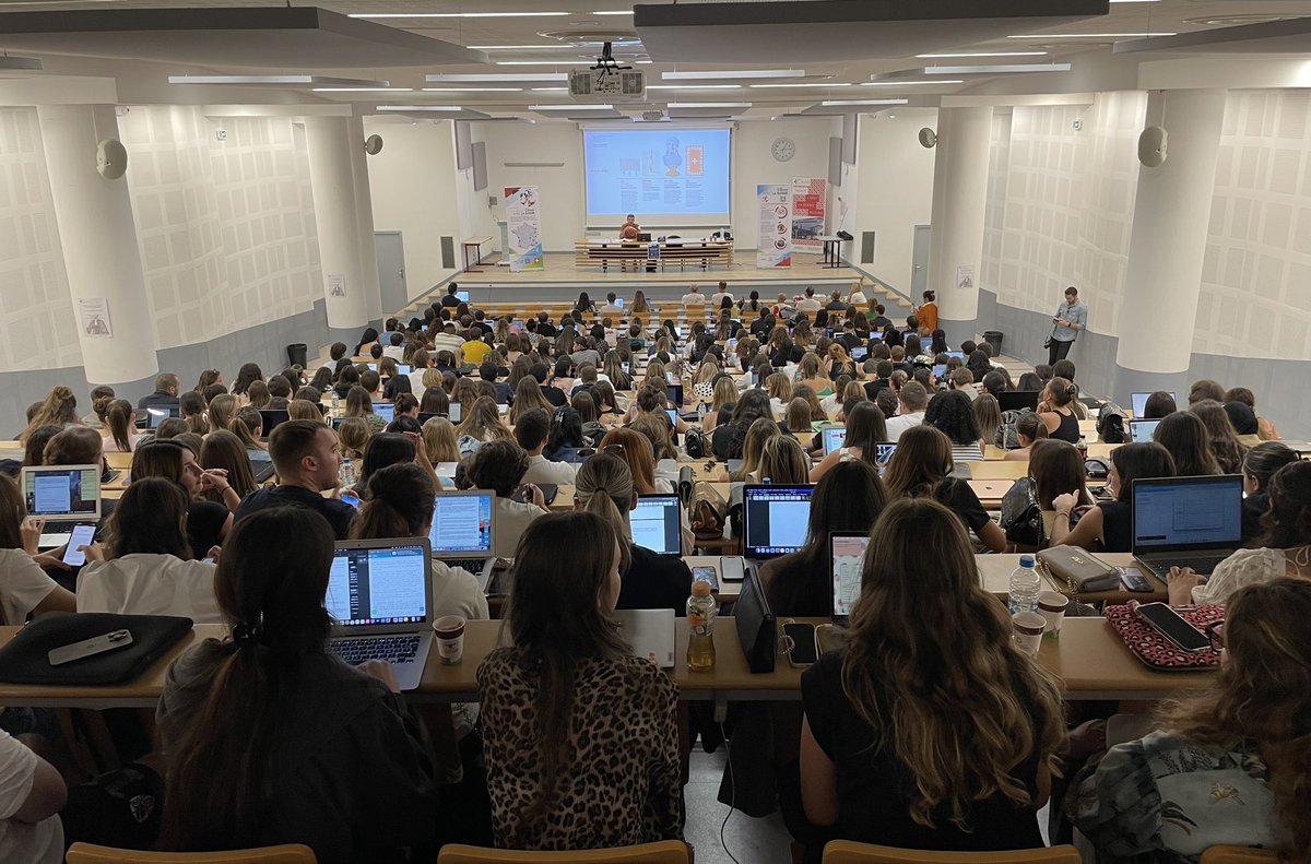 AmbSuisseParis's tweet photo. 🎓 #DémocratieDirecte, #fédéralisme, politique européenne 🇪🇺 de la #Suisse et #relationsbilatérales 🇫🇷🇨🇭 étaient au cœur des échanges avec les étudiants de @UnivCorse.

#EnRouteAvecLaSuisse https://t.co/JVR7KmKzYq