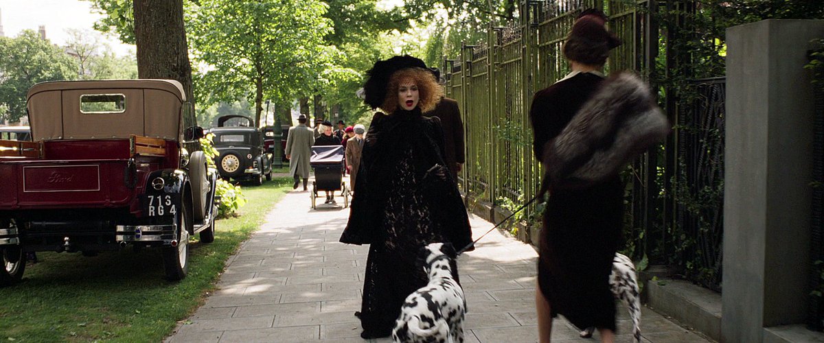 seriously this sequence is really a spoiler !
#cruella2 is so good !
#TheCrimeIsMine #monCrime #isabelleHuppert