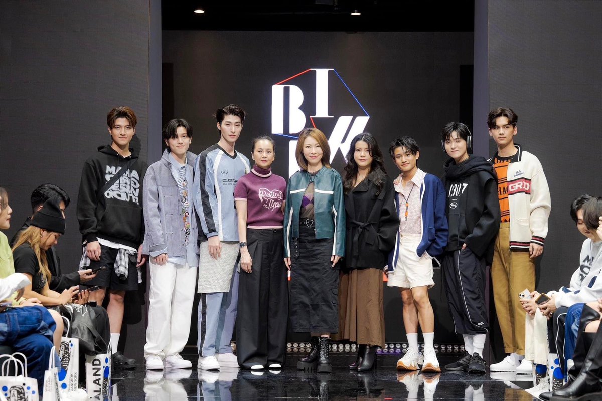 herointheseries's tweet photo. แม็ค นิวเยียร์ เจ๋อ ในงาน Bangkok International Fashion Week 2023 by ALAND Thailand
#BIFW2023
#ALAND #ALANDER #ALANDDAEBAK #ALANTH
#SiamCenterBIFW2023 #alandthailand
#HeroinTheSeries #รักเสพติด https://t.co/fHc5NNUrP7