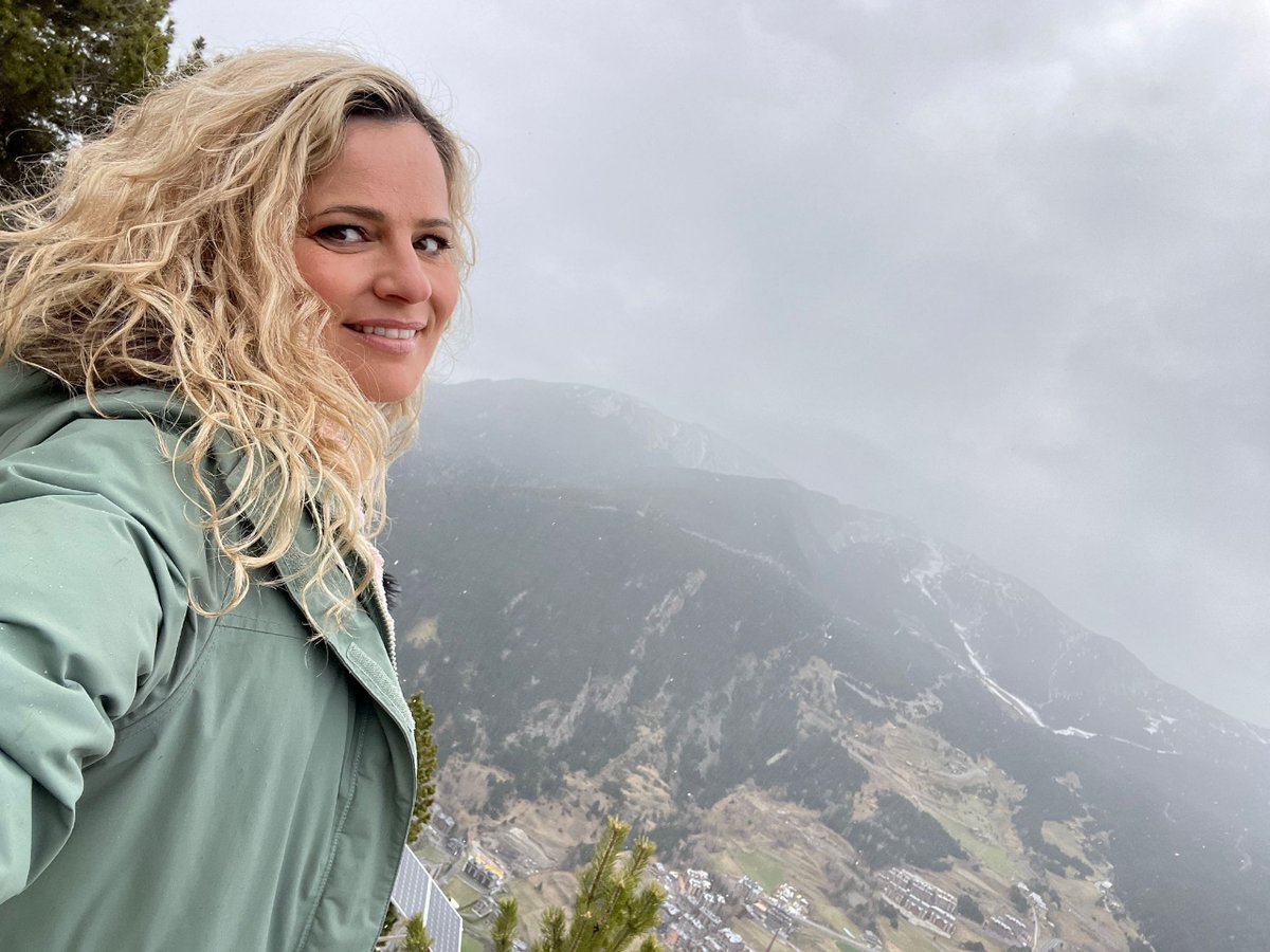 Amb <a href="/mjberbegall/">María José Berbegall</a> viatgem aquesta setmana fins a #Andorra 🇦🇩, un país que combina paisatges muntanyencs impressionants amb estacions d'esquí de renom internacional i un règim fiscal favorable. 

#ValenciansAlMón✈️, demà, a <a href="/apunt_media/">À Punt</a> 📺